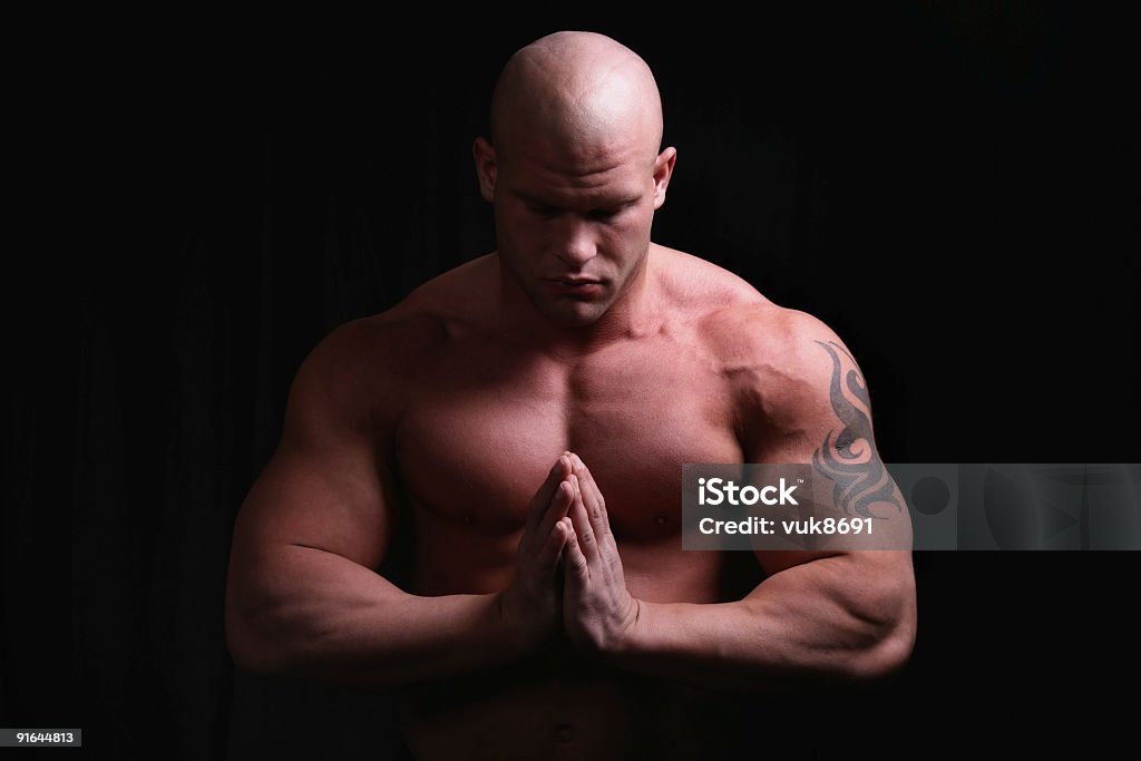 Silny mężczyzna Modlić się - Zbiór zdjęć royalty-free (Biceps)