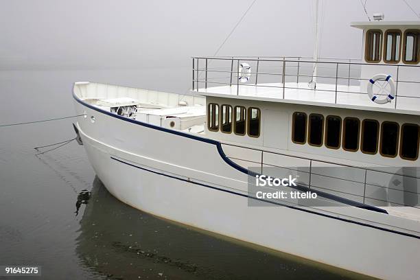 Barco Blanco Foto de stock y más banco de imágenes de Actividades recreativas - Actividades recreativas, Agua, Barco de pasajeros