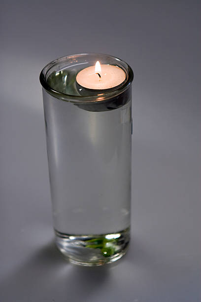 vela flotadora - floating candle fotografías e imágenes de stock