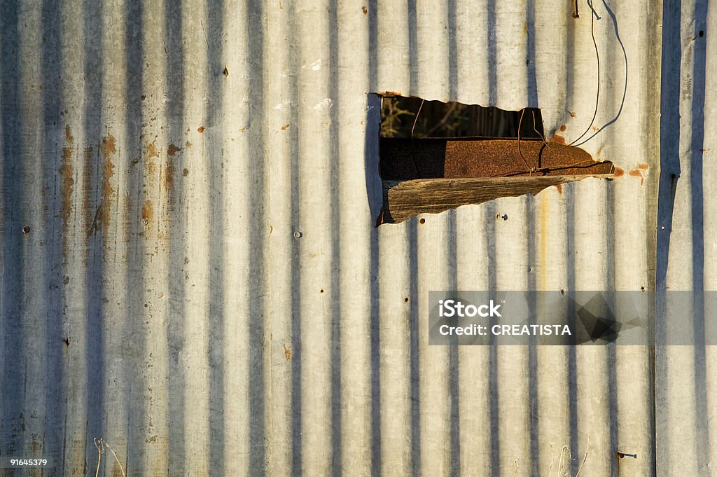 Corrugado Metal con un orificio pasante - Foto de stock de Abandonado libre de derechos