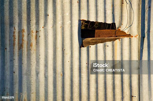 Corrugado Metal Con Un Orificio Pasante Foto de stock y más banco de imágenes de Abandonado - Abandonado, Abstracto, Acurrucado