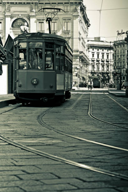 alte straßenbahn im zentrum von mailand, italien - milan italy cable car old italy stock-fotos und bilder