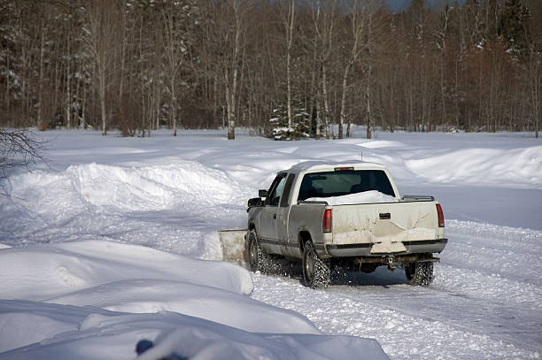 eliminación de nieve - snowplow snow parking lot truck fotografías e imágenes de stock