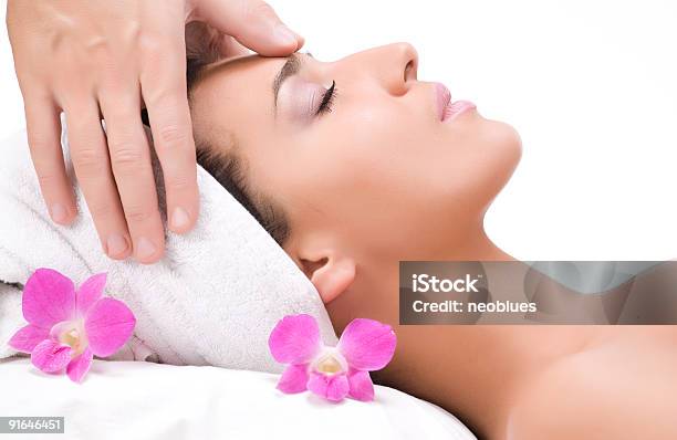 Massagem Facial - Fotografias de stock e mais imagens de Adulto - Adulto, Beleza, Bem-estar