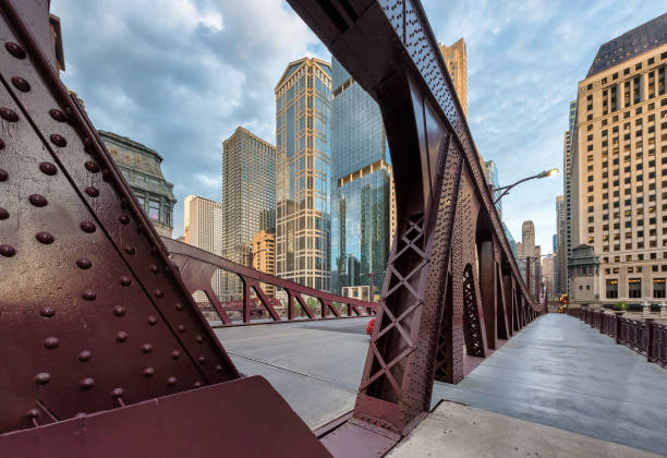 rue de chicago sur le pont - lasalle street photos et images de collection