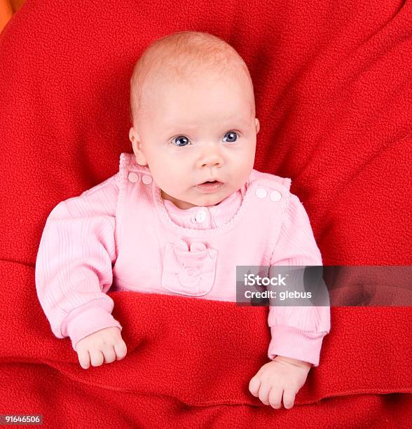 Детские Под Одеяло Красный — стоковые фотографии и другие картинки 0-11 месяцев - 0-11 месяцев, Вертикальный, Весёлый