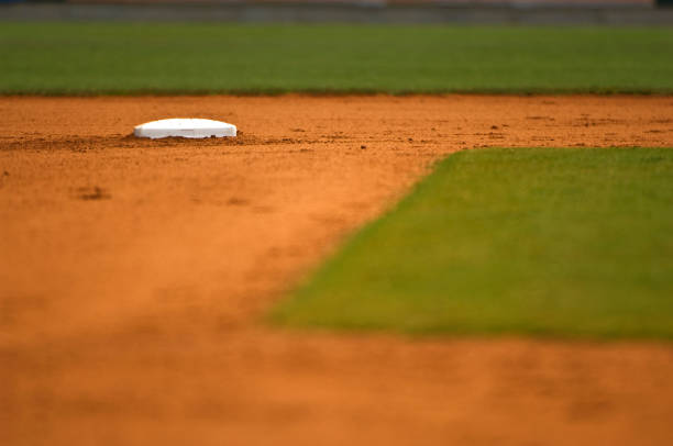 segunda base en un campo de béisbol durante un partido de béisbol - baseball diamond baseball baseline grass fotografías e imágenes de stock