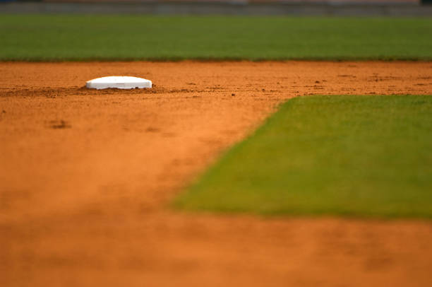 seconde base sur un terrain de base-ball lors d'un match de baseball - baseball diamond baseball baseline grass photos et images de collection