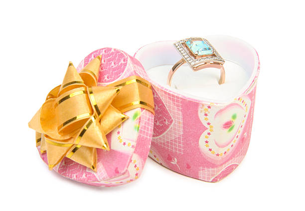 goldener ring mit blauen edelstein in geschenkbox - jewelry color image gift gem stock-fotos und bilder
