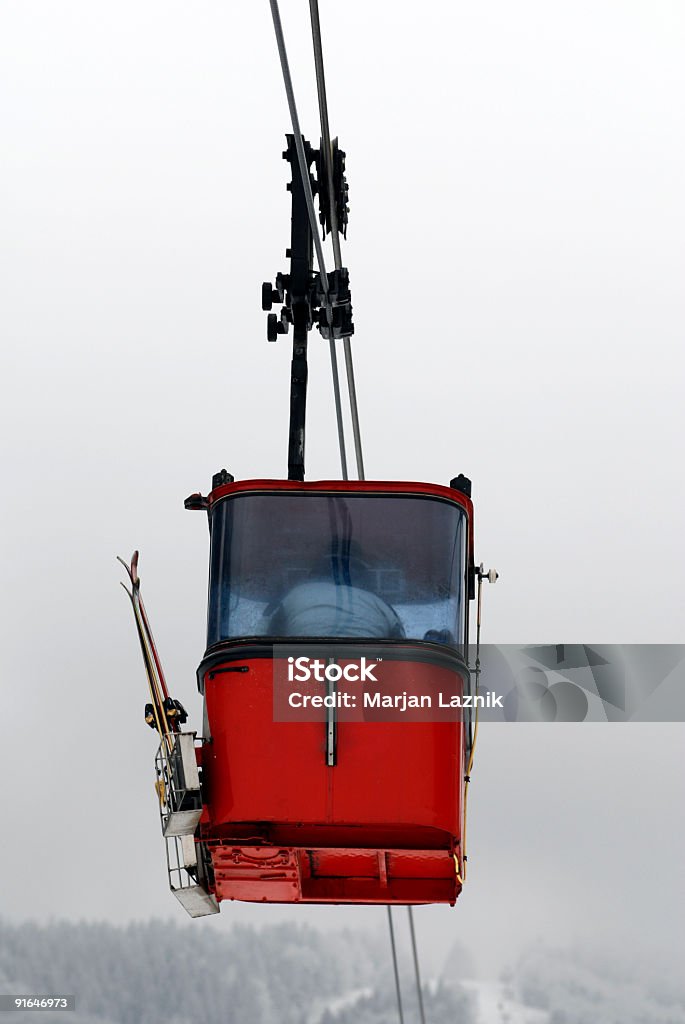 Gondole sur fond d'hiver rouge - Photo de Téléphérique libre de droits
