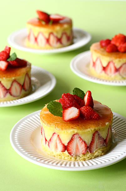 "fraisier" erdbeerkuchen - french pastry gateaux french culture strawberry shortcake stock-fotos und bilder