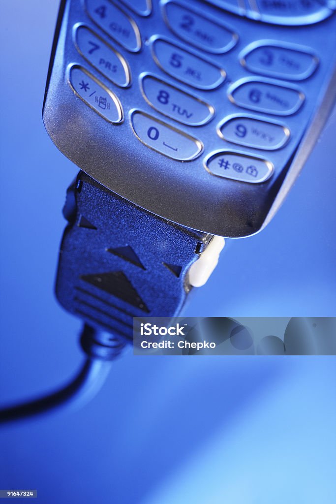 Telefoni cellulari collegati a cavo dati - Foto stock royalty-free di Blu