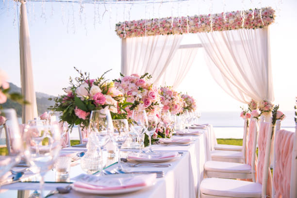 tisch-einstellung bei einer luxus-hochzeit und schöne blumen auf dem tisch. - rose colored fotos stock-fotos und bilder