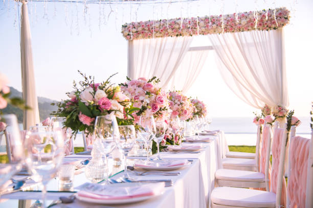 豪華な結婚式やテーブルの上に美しい花でテーブルセッティング。 - wedding reception 写真 ストックフォトと画像