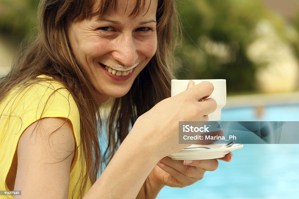 Menina bebendo cappuccino - Foto de stock de Bigode royalty-free