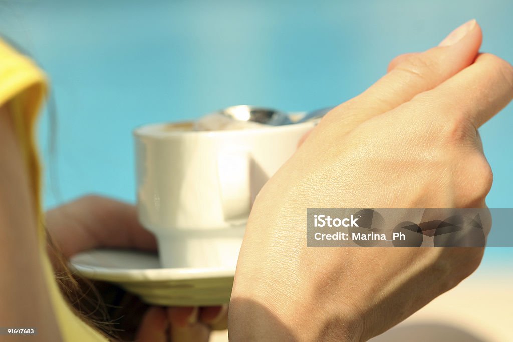 Женщина пьет cappuchino - Стоковые фото Ароматический роялти-фри