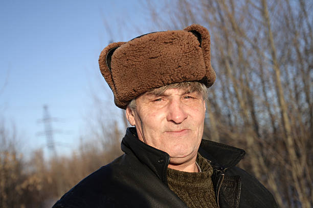 человек в меховой пробкой - winter clothing hat human eye стоковые фото и изображения