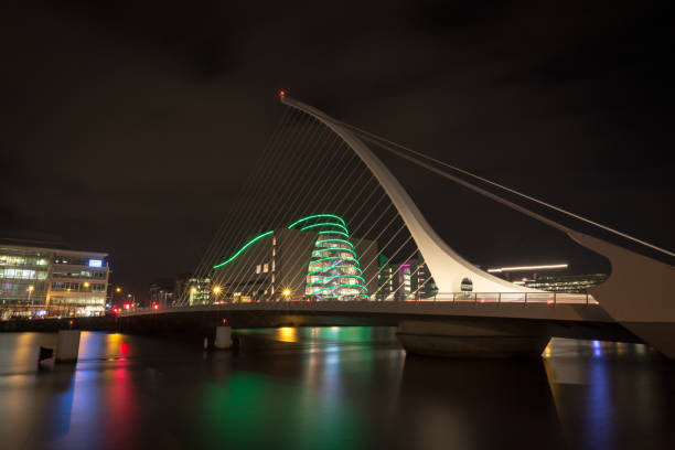 samuel beckett bridge, dublino, irlanda - dublin ireland samuel beckett bridge bridge night foto e immagini stock