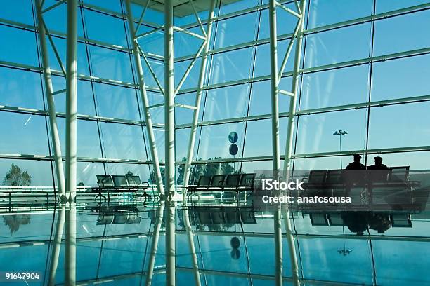 Persone Silhouetted Nella Sala Di Attesa Allaeroporto - Fotografie stock e altre immagini di Aeroporto