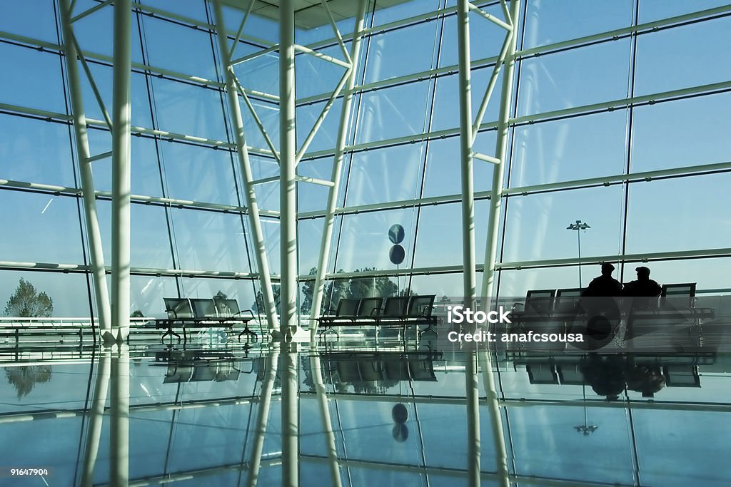 Ludzie silhouetted w poczekalni na lotnisku czeka - Zbiór zdjęć royalty-free (Bezchmurne niebo)