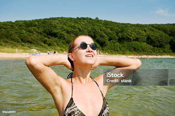 Foto de Garota Mar e mais fotos de stock de 20-24 Anos - 20-24 Anos, Adulto, Alegria