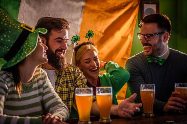 grupo de amigos celebrando el día de san patricio en el pub de cerveza - day patricks st patricks day clover fotografías e imágenes de stock