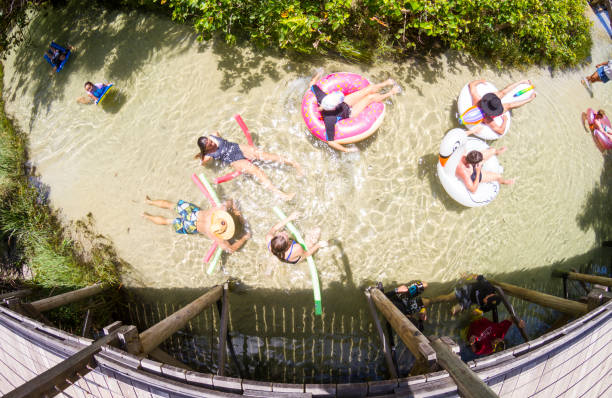 eli creek, fraser island, austrália - inner tube swimming lake water - fotografias e filmes do acervo