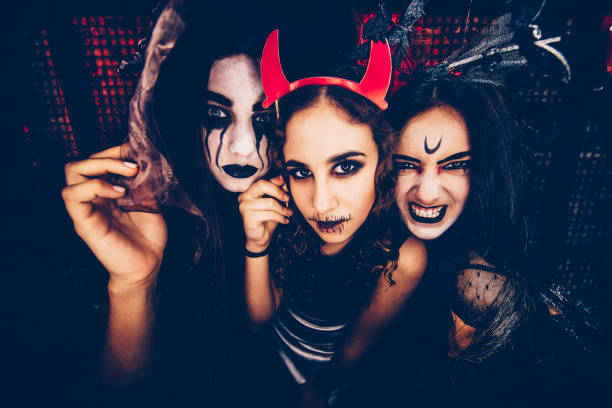 jeunes femmes avec costumes et maquillages d’halloween - sensuality halloween witch devil photos et images de collection