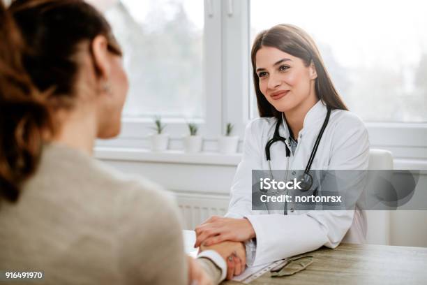 Freundliche Ärztin Mit Weiblichen Patienten Hand Für Ermutigung Und Empathie Stockfoto und mehr Bilder von Arzt