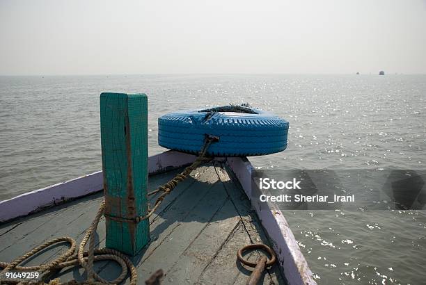 Frente De Barco Con Neumático Foto de stock y más banco de imágenes de Abandonado - Abandonado, Ausencia, Azul