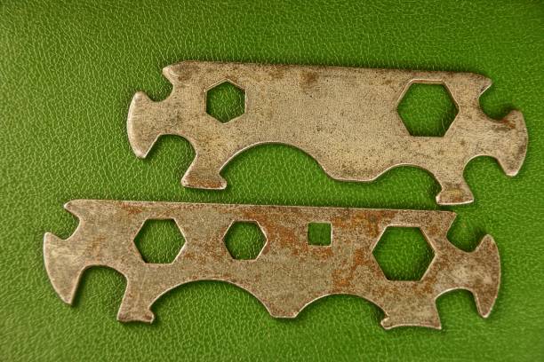 istock Old iron keys bicycle on a green background 916492662