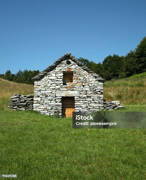 Casa - Fotografie stock e altre immagini di Montagna - Montagna, Ambientazione tranquilla, Architettura