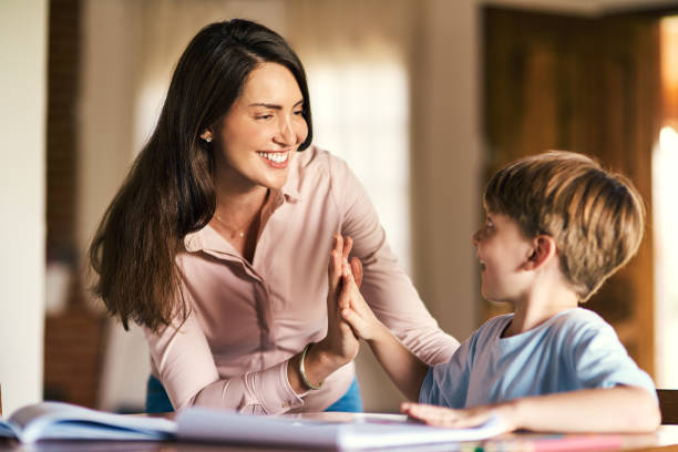 estímulo es vital para el proceso de aprendizaje - student caucasian bonding creativity fotografías e imágenes de stock