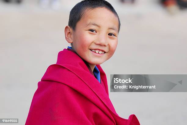 Sorridente Piccolo Monaco - Fotografie stock e altre immagini di Bambini maschi - Bambini maschi, Pregare, Bambino