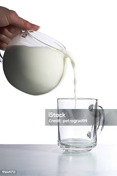 Versare Il Latte In Un Bicchiere Vuoto Tazza - Fotografie stock e altre immagini di Latte - Latte, Maniglia - Oggetto creato dall'uomo, Tazza