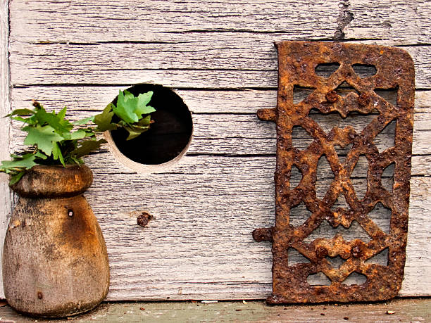 vecchio arrugginito uccello casa con finestra otturatore, e pianta in vaso - wood shutter rusty rust foto e immagini stock