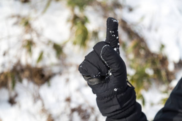istock Hand in winter glove gesture number one with index finger 916498468