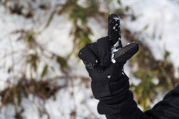 istock Hand in winter glove gesture number seven 916498544