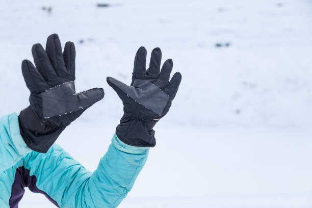 istock Hand in winter glove gesture number ten 916498766