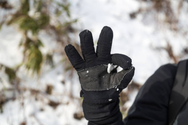 istock Hand in winter glove gesture Okay 916499048