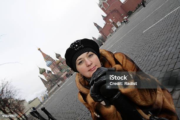 Kobieta W Kreml - zdjęcia stockowe i więcej obrazów Beret - Beret, Chłodny, Ciepła odzież