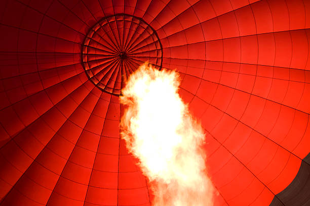 heißluftballon mit großen flamme in den vordergrund - rope rigging nautical vessel day stock-fotos und bilder