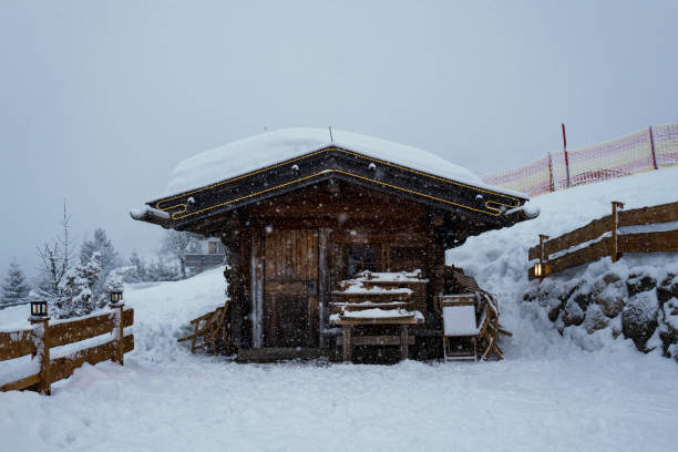 maravillas del invierno en los alpes con chalet de montaña - bavaria austria blue celebration fotografías e imágenes de stock