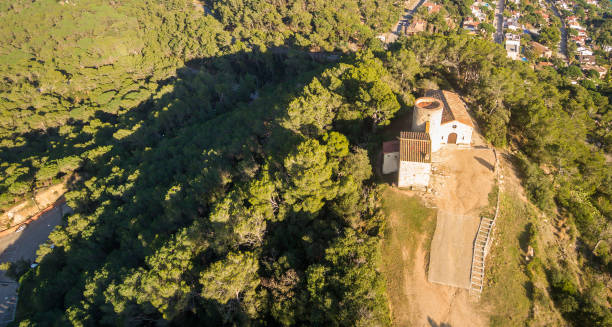 vista aérea de una capilla en blanes, situado en cataluña. - trapani sicily erice sky fotografías e imágenes de stock