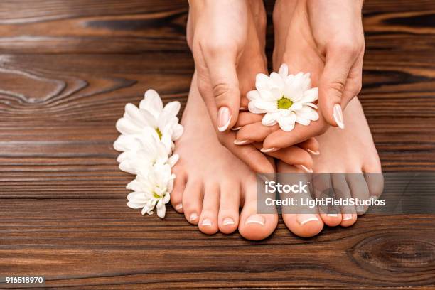 Blick Auf Weibliche Hände Und Füße Mit Medizin Und Pediküre Auf Holzoberfläche Beschnitten Stockfoto und mehr Bilder von Fußpflege