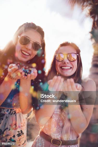 Junge Hipster Frauen Feiern Mit Konfetti In Den Sommerferien Stockfoto und mehr Bilder von Party