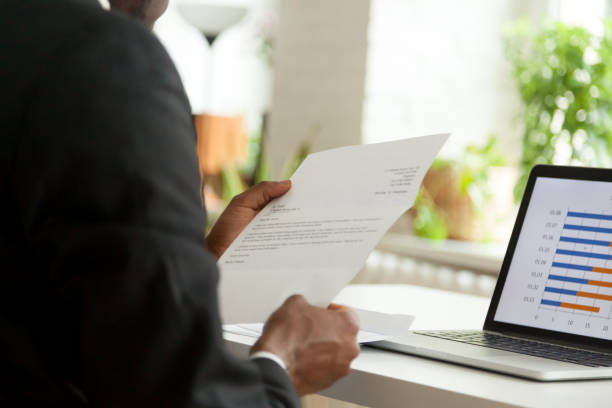 african-american hr pracodawca czytanie listu motywacyjnego, na widok ramię - letter resume document writing zdjęcia i obrazy z banku zdjęć