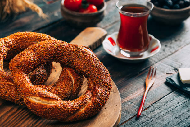 turco simit bagel su tavolo rustico - simit foto e immagini stock