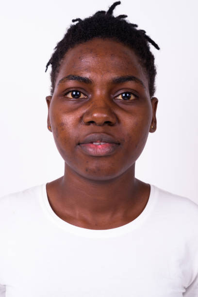 retrato de joven mujer africana contra fondo blanco - carne fotos fotografías e imágenes de stock