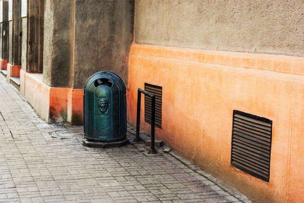 istock Fragment of a street with a trash can 916527118